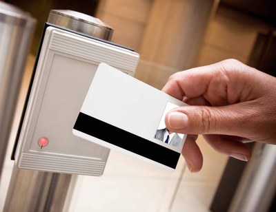 Zutrittskontrolle mit einer RFID-Ausweiskarte. Zutrittskontrolle mit einer RFID-Ausweiskarte