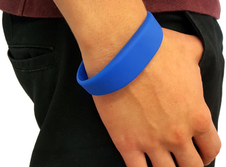 Einstellbares RFID Schnapparmband (Wristband) in versch. Farben mit  Wunschchip jetzt bestellen